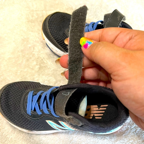 Little girls New Balance shoes, Velcro - Picture 6 of 7